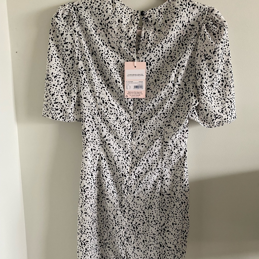 Black & white mini dress w/ cut out in midsection